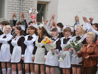 Глава администрации города Шумерли Алексей Зименков поздравил выпускников школ с Последним звонком